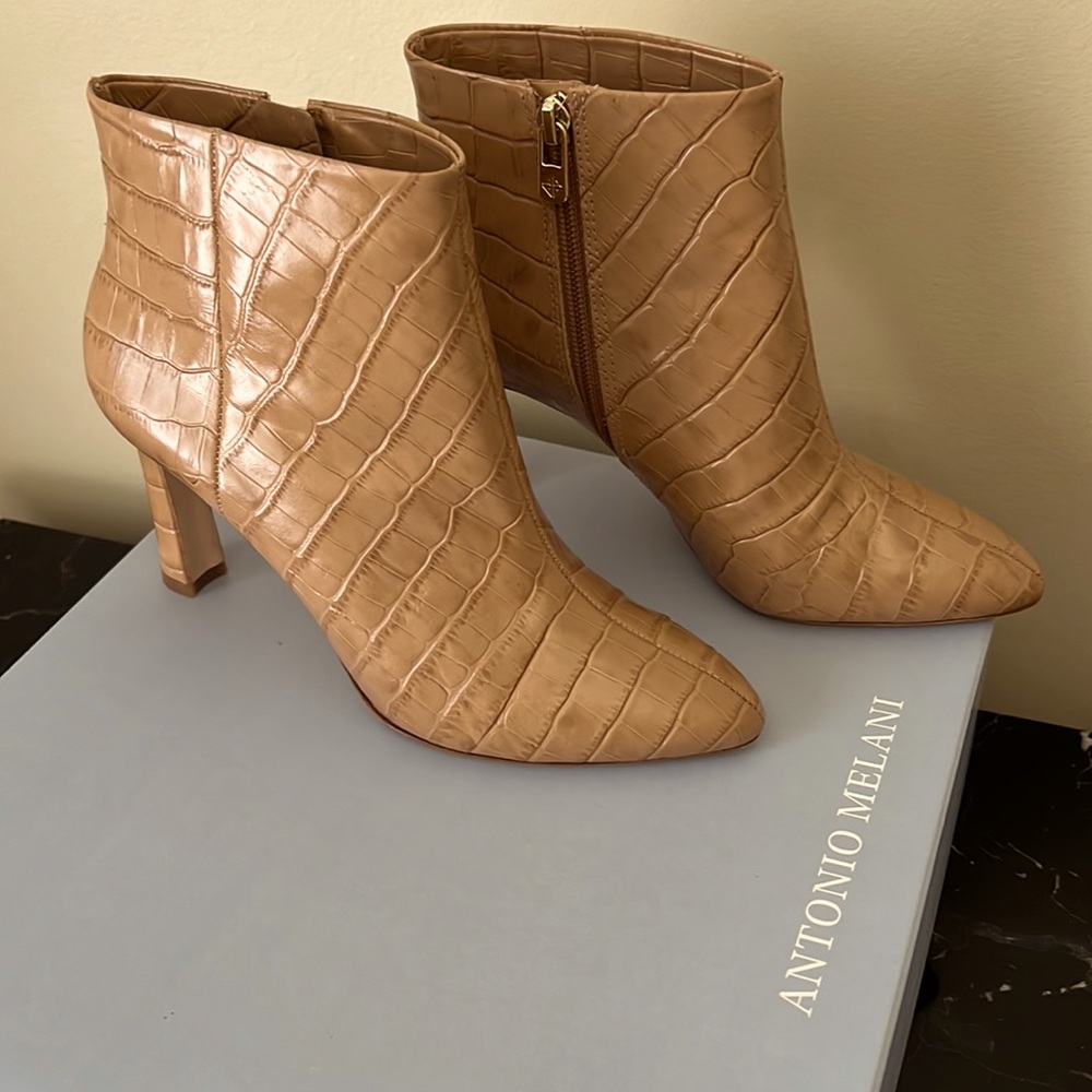 Womens Antonio Melani heeled booties, tan crocodile leather, size 7.